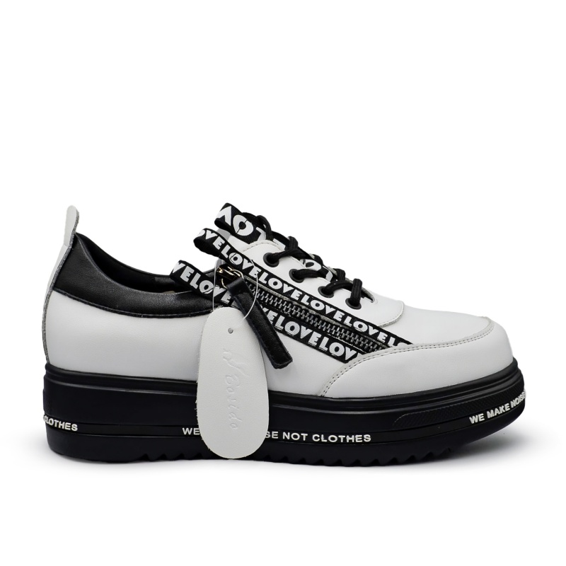 Sneakersy białe na grubej czarnej podeszwie z napisem