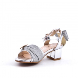 Pomysł na prezent pod choinkę dla dziewczynki - sandały lustrzane srebrne na obcasie dziewczynek