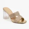 Zbliżenie na błyszczące cyrkonie w złotych klapkach - eleganckie buty damskie