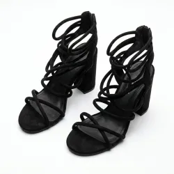 Czarne buty wieczorowe w stylu glamour na grubym obcasie